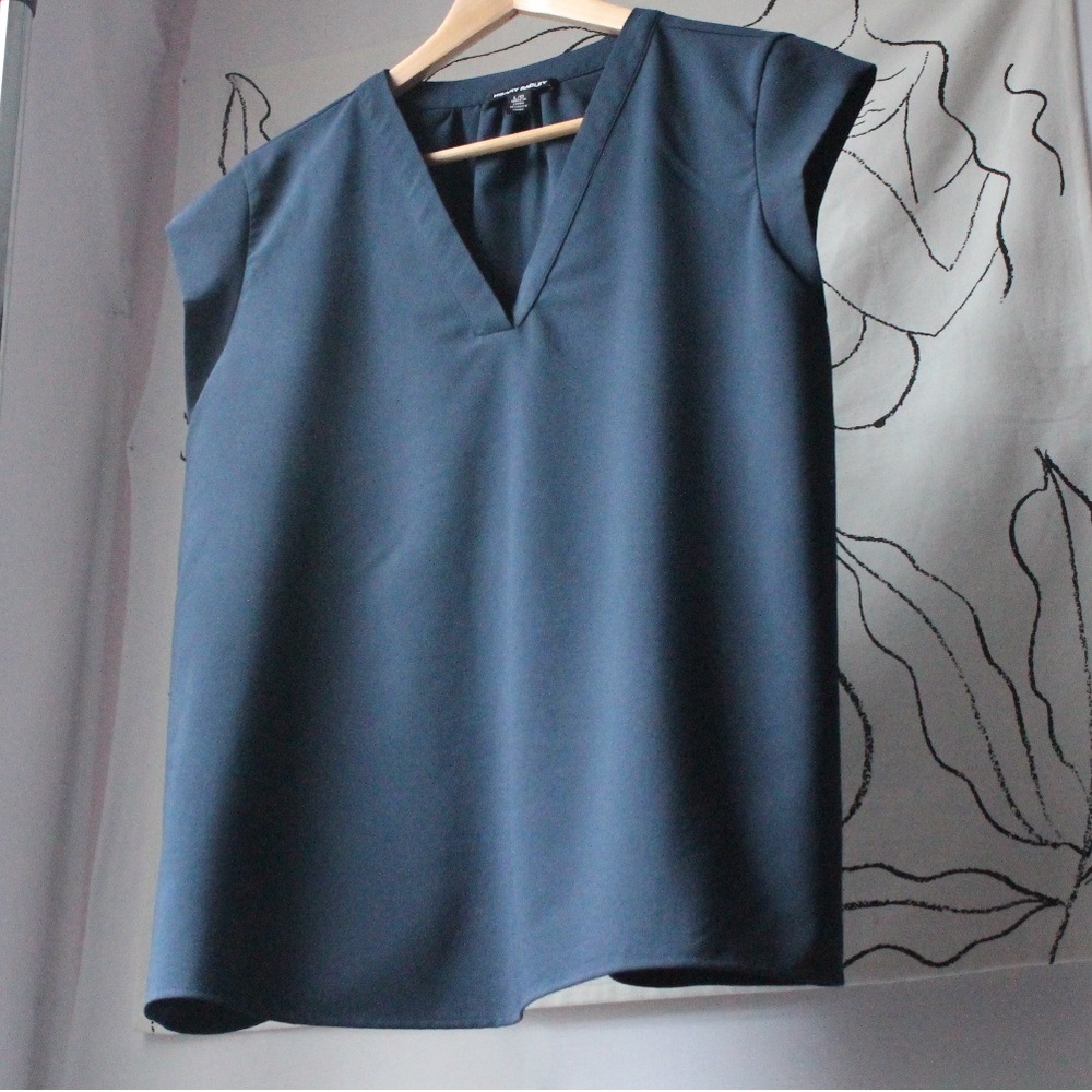 Navy blue Short-sleeve top. Minimalist. Like New.